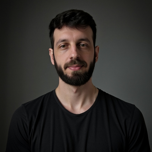 Imagem de Rodrigo Benso, Designer Gráfico da Creact Burst Design, especializado em criar soluções visuais cativantes e designs únicos que destacam marcas no mercado.